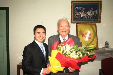 Phóng viên báo Giáo dục Việt Nam tặng hoa Đại tướng Lê Đức Anh trước buổi GLTT